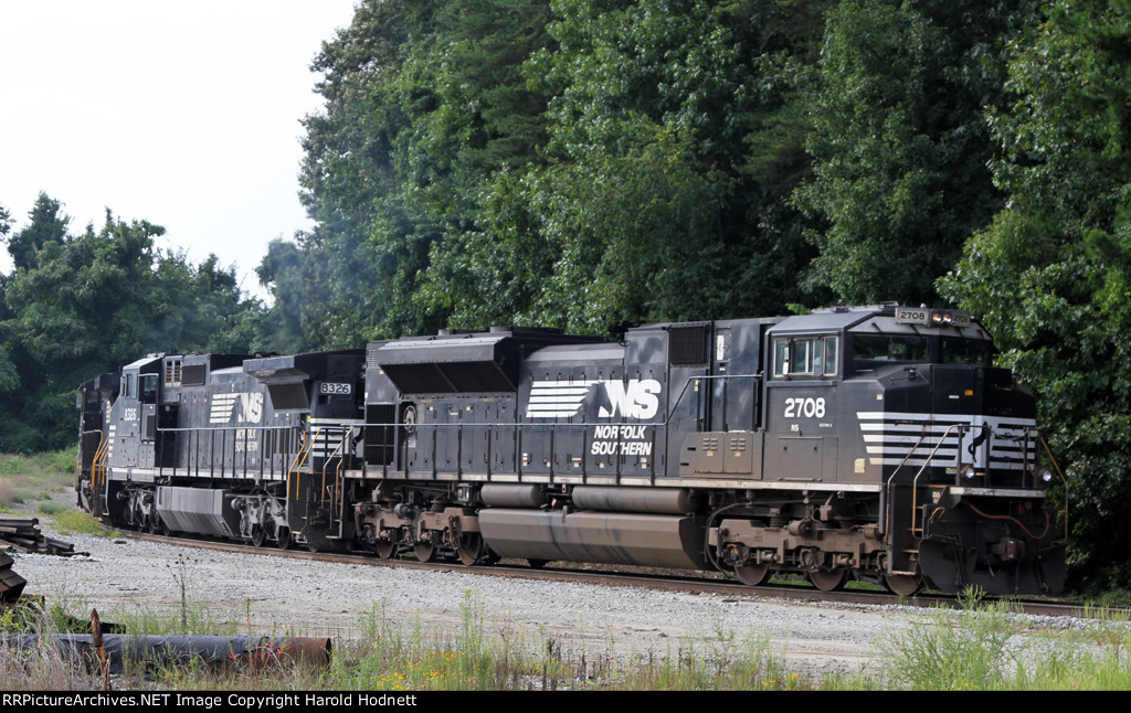 NS 2708 leads train P1W towards the "K" line